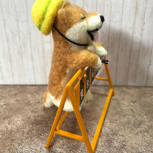 安全第一ヘルメットをかぶった柴犬ちゃん(羊毛フェルト) 羊毛フェルト