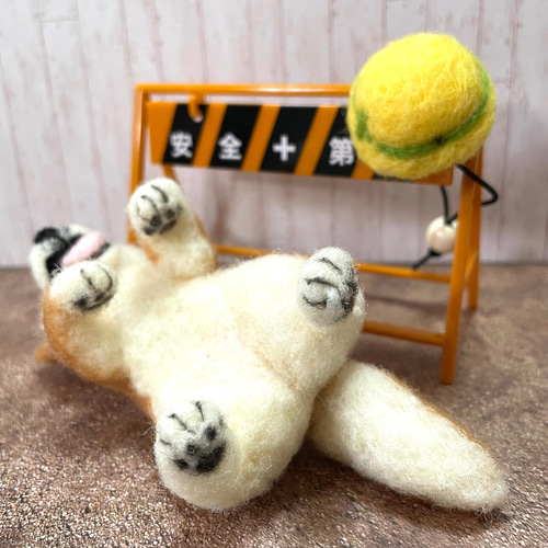 安全第一ヘルメットをかぶった柴犬ちゃん(羊毛フェルト) 羊毛