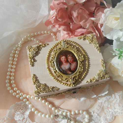 ヴィンテージ調ロココの美しい令嬢の肖像画のレリーフ小箱・ジュエリー