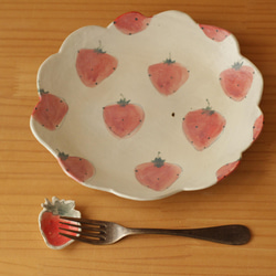 草莓褶邊橢圓盤。 第4張的照片