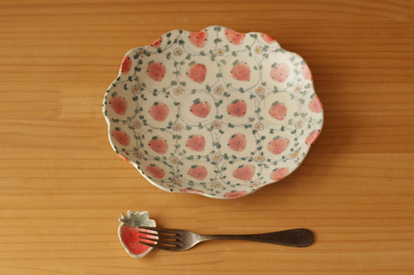 經典草莓褶邊橢圓盤。 第4張的照片