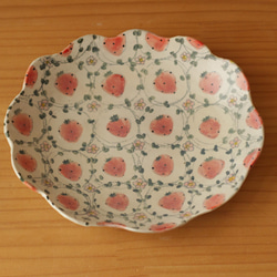 經典草莓褶邊橢圓盤。 第1張的照片