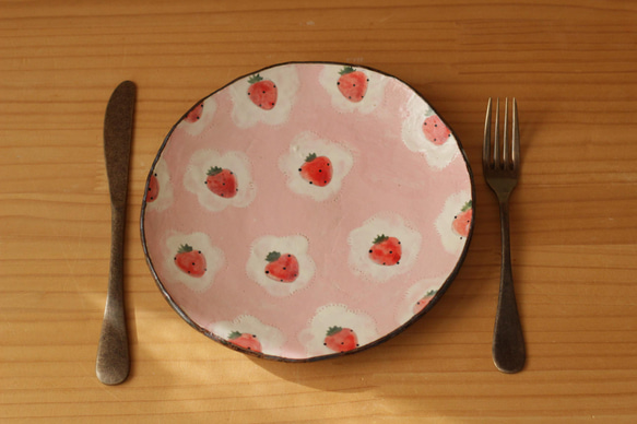 一盤沒有粉狀手和粉紅色花朵的草莓。 第3張的照片