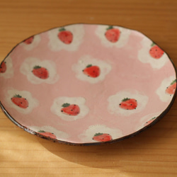一盤沒有粉狀手和粉紅色花朵的草莓。 第6張的照片