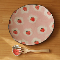 一盤沒有粉狀手和粉紅色花朵的草莓。 第5張的照片