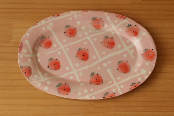 粉狀餐具 粉紅色草莓橢圓形邊盤。 第2張的照片