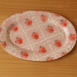 粉狀餐具 粉紅色草莓橢圓形邊盤。 第1張的照片