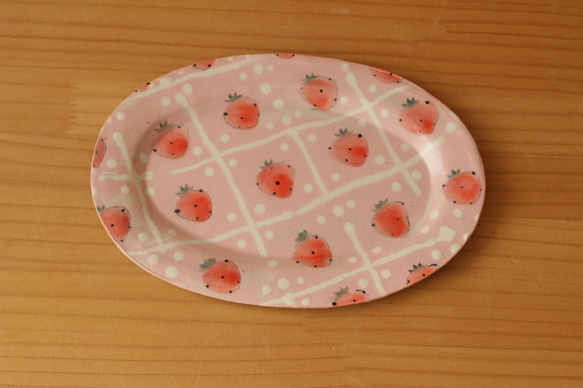 粉狀餐具 粉紅色草莓橢圓形邊盤。 第1張的照片