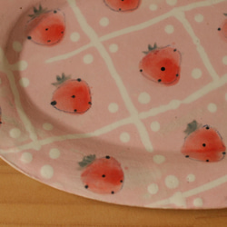 粉狀餐具 粉紅色草莓橢圓形邊盤。 第3張的照片