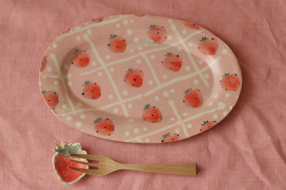 粉狀餐具 粉紅色草莓橢圓形邊盤。 第6張的照片