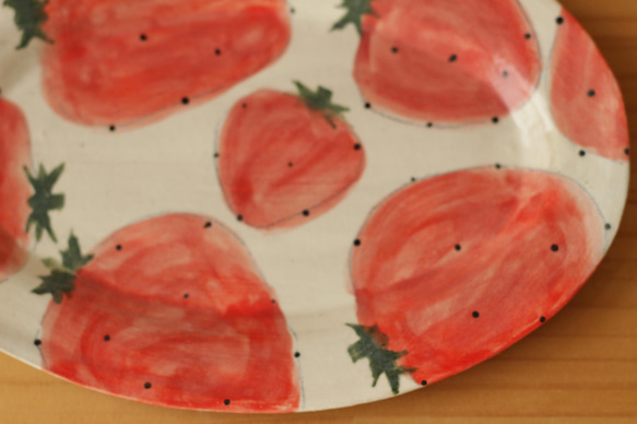 大草莓橢圓形邊緣盤。 第2張的照片