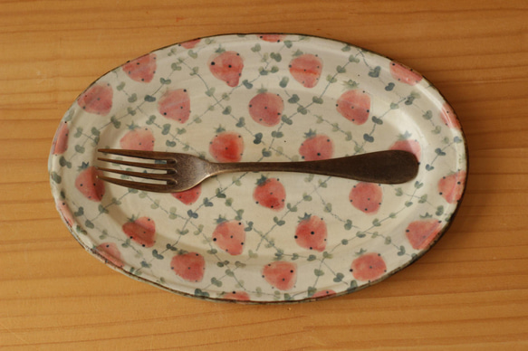 經典草莓粉橢圓形邊緣盤。 第2張的照片