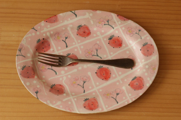 粉狀餐具 粉紅色草莓橢圓形邊緣盤（大）。 第4張的照片