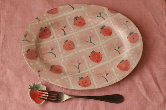 粉狀餐具 粉紅色草莓橢圓形邊緣盤（大）。 第6張的照片