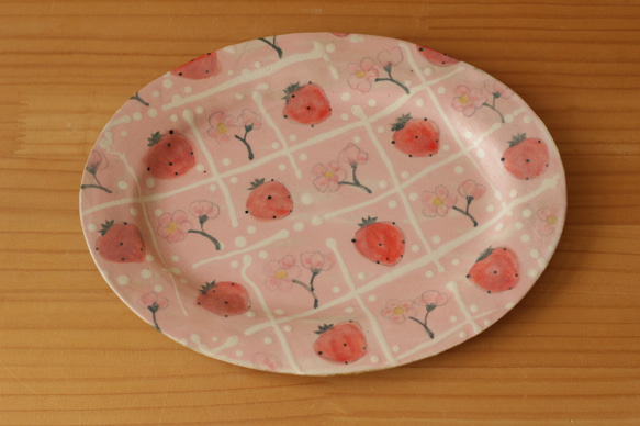 粉狀餐具 粉紅色草莓橢圓形邊緣盤（大）。 第1張的照片