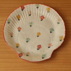 粉狀七彩小花貝殼形蛋糕盤（紅邊）。 第1張的照片