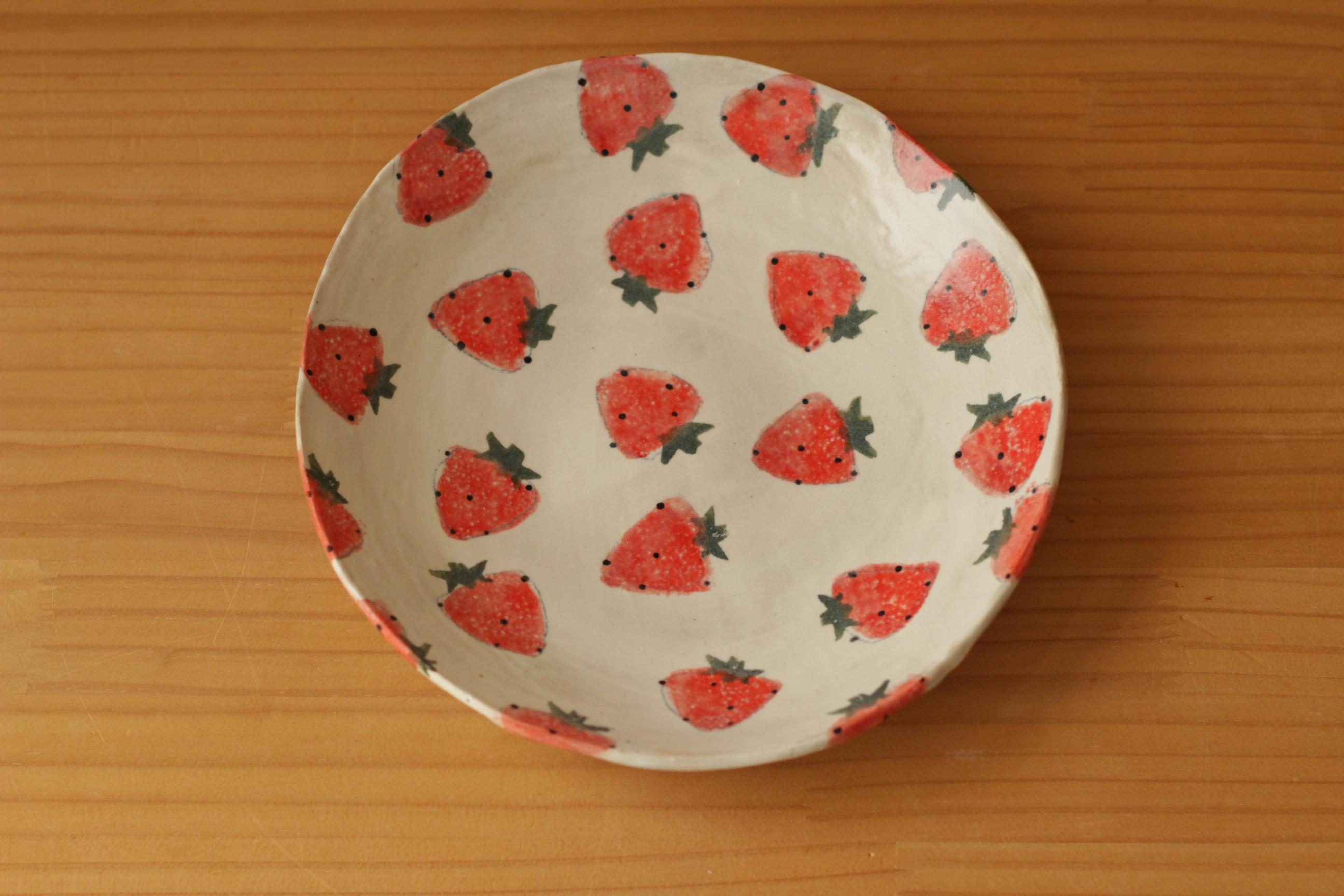 やまぐちあさこ。粉引きイチゴのスクエアパッド型皿