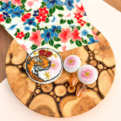 王者トラとボタン 刺繍くるみボタンイヤリング/ピアス＋ブローチ 