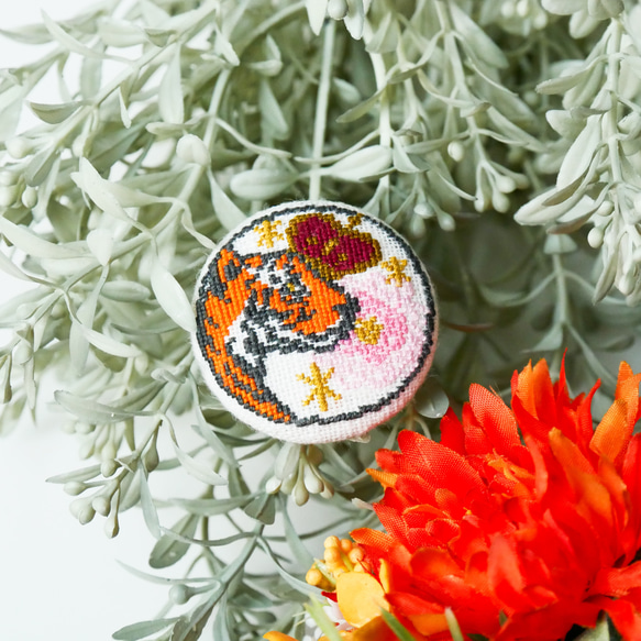 王者トラとボタン 刺繍くるみボタンイヤリング/ピアス＋ブローチ 