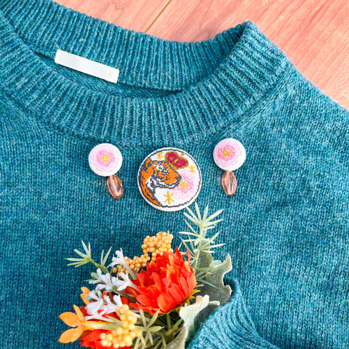 王者トラとボタン 刺繍くるみボタンイヤリング/ピアス＋ブローチ 