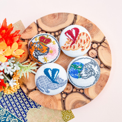 王者トラとボタン 刺繍くるみボタンイヤリング/ピアス＋ブローチ 