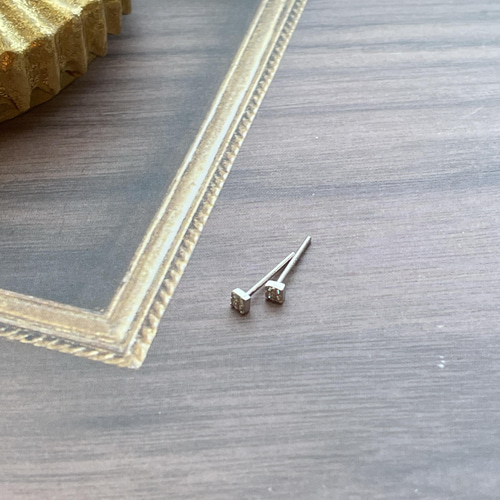 小さいシンプルスクエアピアス キラキラ 小さめ 小ぶり 小さな ピアス