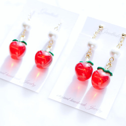 真っ赤な林檎×コットンパールの可愛いイヤリング E0182 1枚目の画像