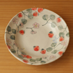草莓粉和草莓花和快樂藍鳥邊湯盤。 第1張的照片