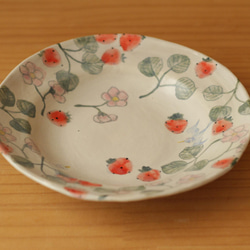 草莓粉和草莓花和快樂藍鳥邊湯盤。 第3張的照片