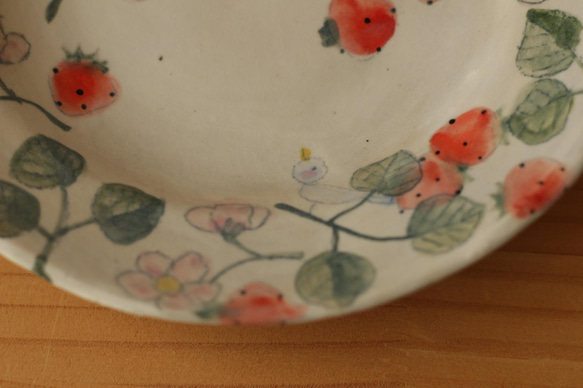 草莓粉和草莓花和快樂藍鳥邊湯盤。 第6張的照片
