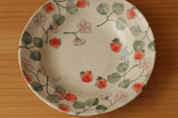草莓粉和草莓花和快樂藍鳥邊湯盤。 第2張的照片