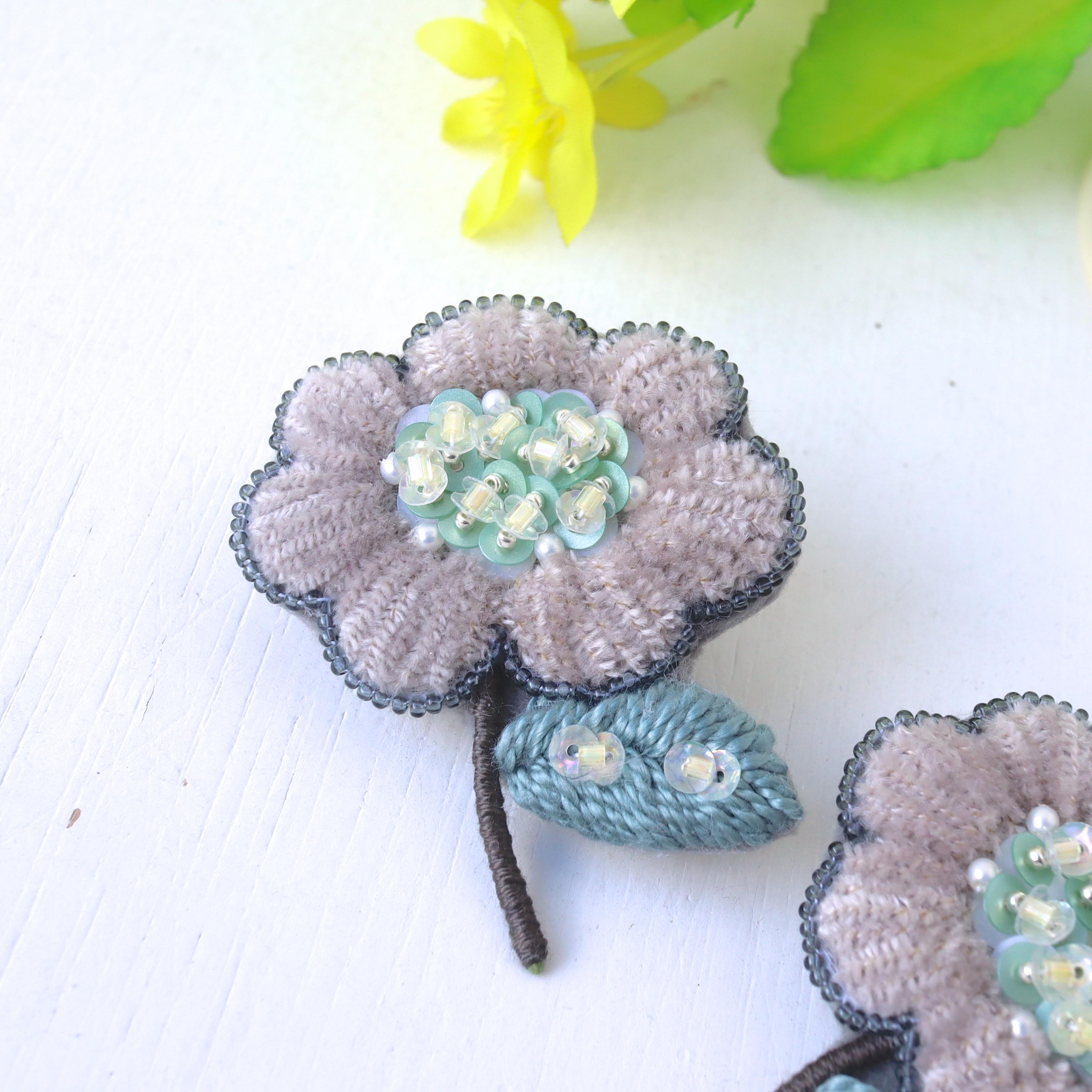 ふわもこシュニールのお花、オートクチュール刺繍のブローチ、ヤスミン。