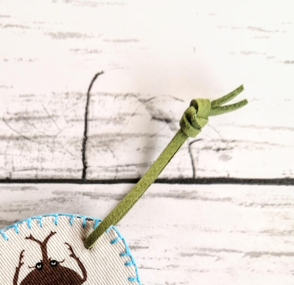 しおり　キーホルダー　昆虫シリーズ　てんとう虫　白と茶色　リバーシブル　フェルト　刺繍 6枚目の画像