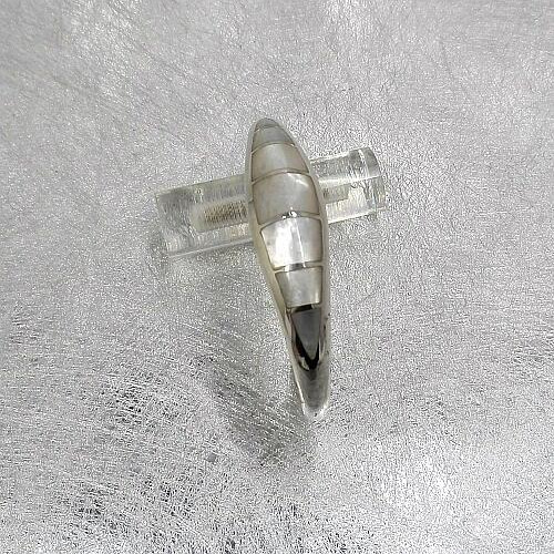 白蝶貝（マザーオブパール）のとってもお洒落なシルバーバングル