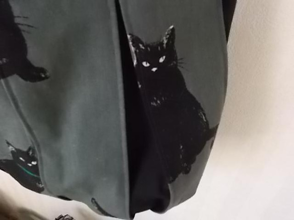 バルーンバッグ大　グレー地に大きな黒猫 6枚目の画像