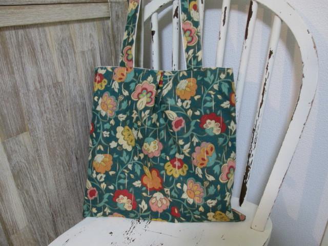 フランスヴィンテージファブリック　フォレストグリーンにカラフルなお花柄のタック入りフラットポシェットサック