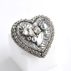 再販　フランス製スパンコールとビジュー　手刺繡のハートのブローチ 3枚目の画像