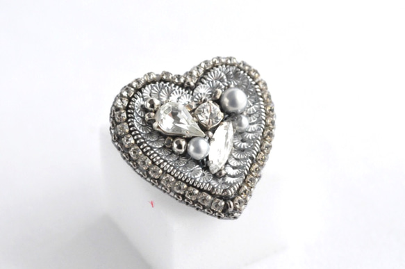 再販　フランス製スパンコールとビジュー　手刺繡のハートのブローチ 3枚目の画像