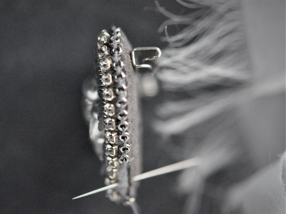 再販　フランス製スパンコールとビジュー　手刺繡のハートのブローチ 4枚目の画像