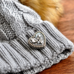 再販　フランス製スパンコールとビジュー　手刺繡のハートのブローチ 8枚目の画像