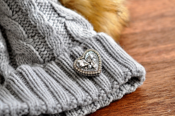 再販　フランス製スパンコールとビジュー　手刺繡のハートのブローチ 8枚目の画像