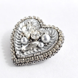 再販　フランス製スパンコールとビジュー　手刺繡のハートのブローチ 2枚目の画像