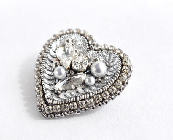 再販　フランス製スパンコールとビジュー　手刺繡のハートのブローチ 2枚目の画像