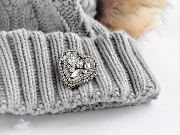 再販　フランス製スパンコールとビジュー　手刺繡のハートのブローチ 6枚目の画像