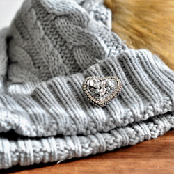 再販　フランス製スパンコールとビジュー　手刺繡のハートのブローチ 7枚目の画像