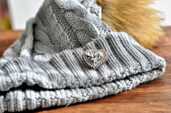 再販　フランス製スパンコールとビジュー　手刺繡のハートのブローチ 7枚目の画像