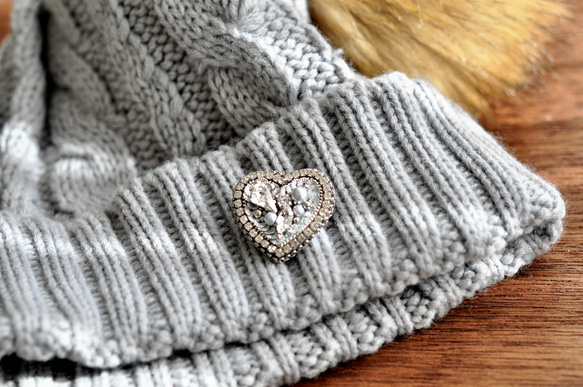 再販　フランス製スパンコールとビジュー　手刺繡のハートのブローチ 9枚目の画像