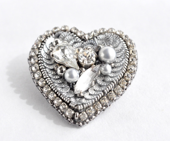 再販　フランス製スパンコールとビジュー　手刺繡のハートのブローチ 1枚目の画像