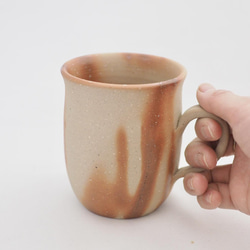 たっぷりのめる備前マグカップ（縦長）（緋だすき） 1枚目の画像