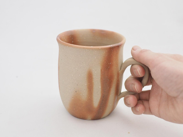 たっぷりのめる備前マグカップ（縦長）（緋だすき） 1枚目の画像